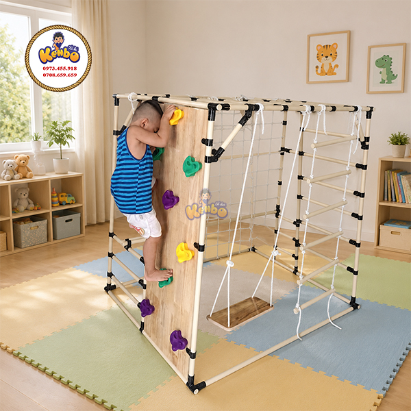 Trẻ leo trèo trên thiết bị vận động an toàn